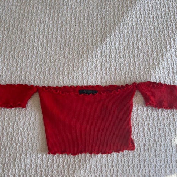 Ava & Eva red crop with red shoulder sleeves - Picture 3 of 3